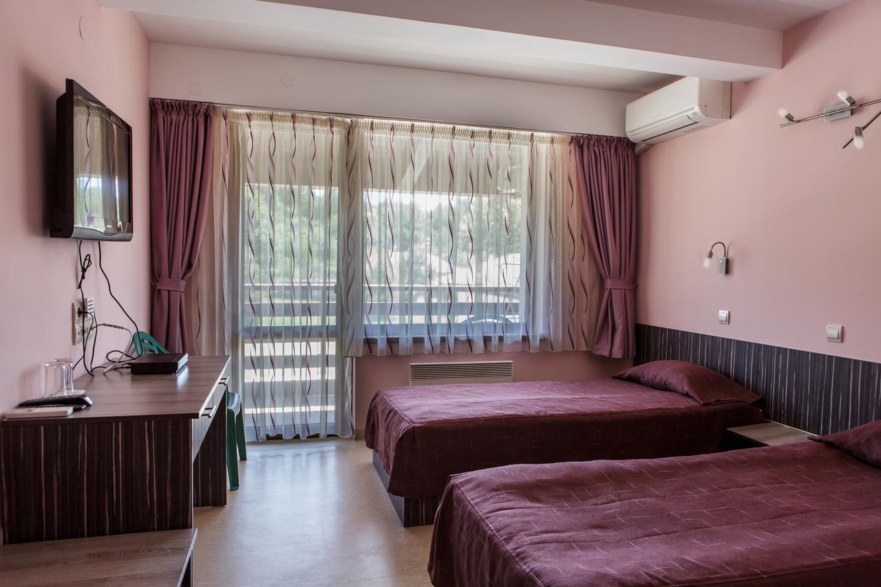 Family Hotel Kipra Экстерьер фото